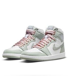 Women’s Nike Air Jordan High top Light green size 5
1 Retro High Og 'Seafoam'